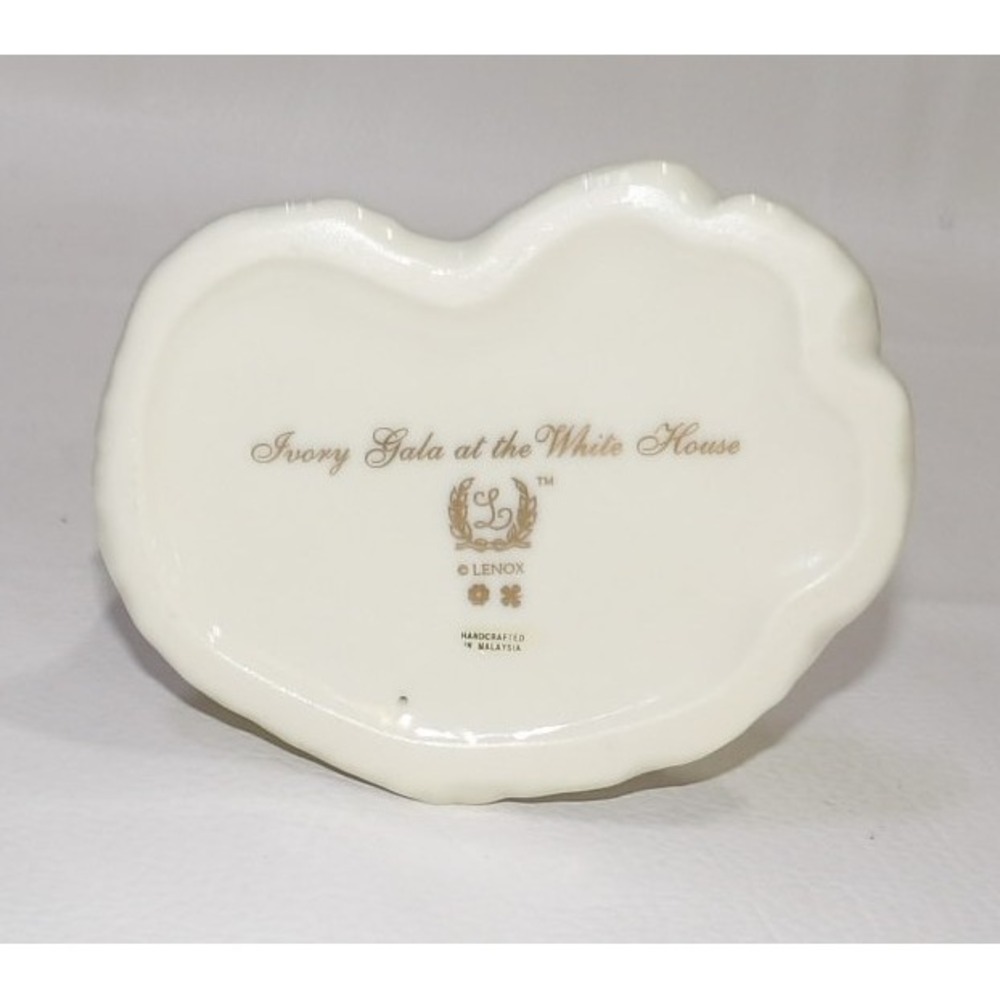 Lenox Ivory Gala at the White House Porcelain Figurine Lady with Fan Gold Trim - Picture 3 of 3